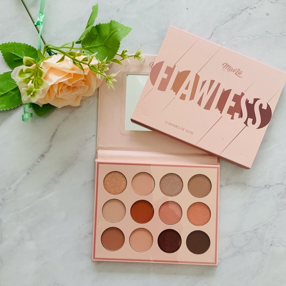 "Classic Multi-Color Eyeshadow Palette: Timeless Elegance and Lasting Beauty" - Picture 1 of 5